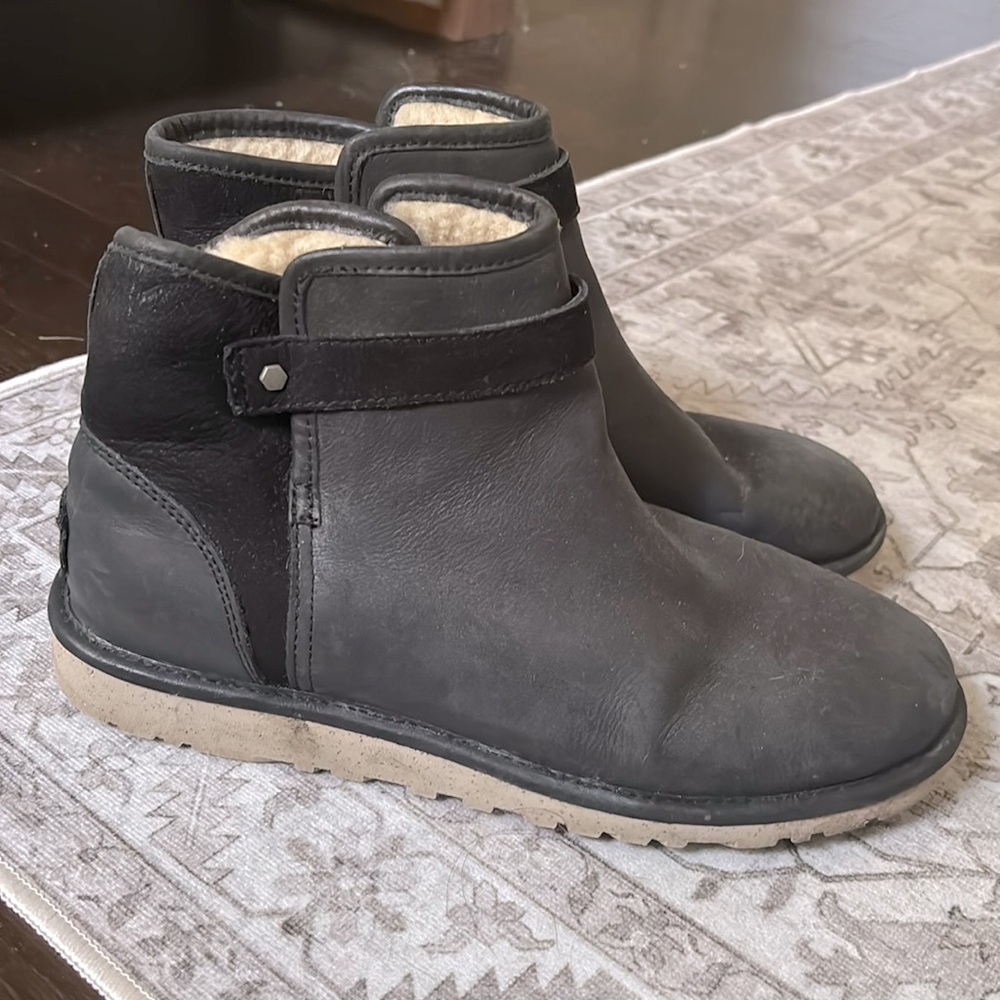 Women’s size 9 black leather uggs.